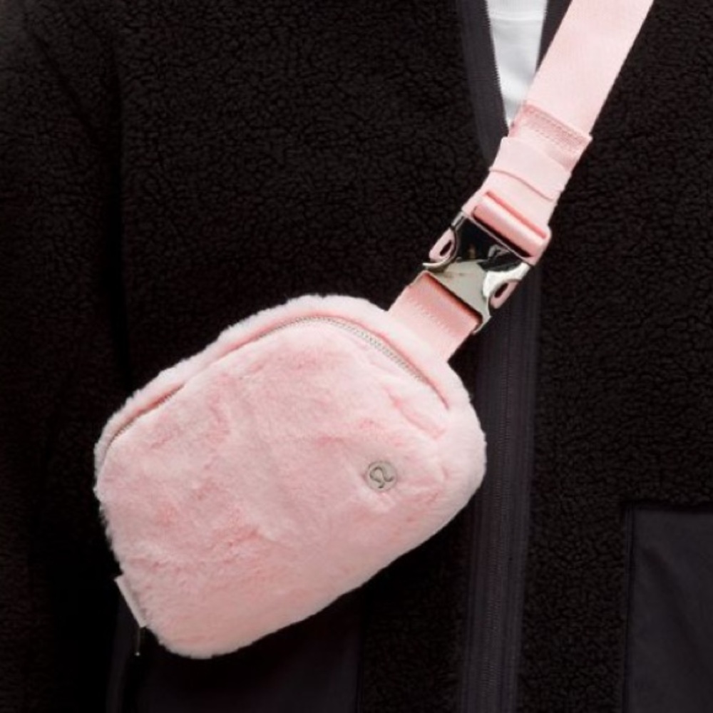 NWT Lululemon Plush Fleece Everywhere Belt Bag 1L in Strawberry Milkshake Pink - Picture 5 of 11